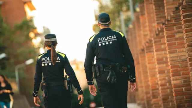 Dos agentes de la Guardia Urbana, patrullando a pie en Barcelona