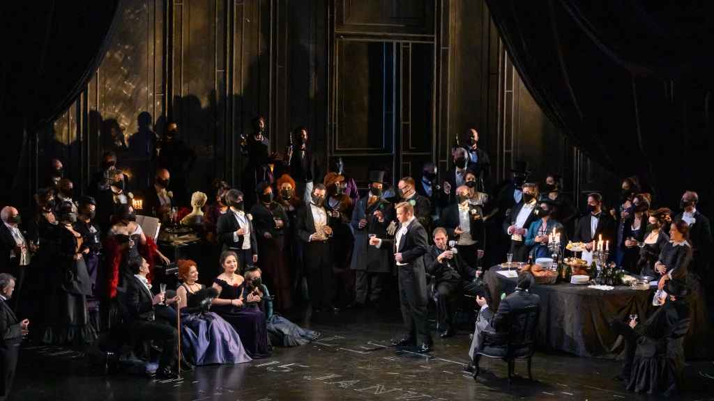 Algunos actores y actrices llevan mascarilla durante un pase de 'La Traviata' en el Liceu, en 2020