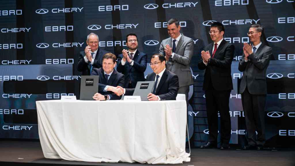 El acto de firma del acuerdo para que Chery y Ebro puedan producir en la antigua fábrica de Nissan en la Zona Franca