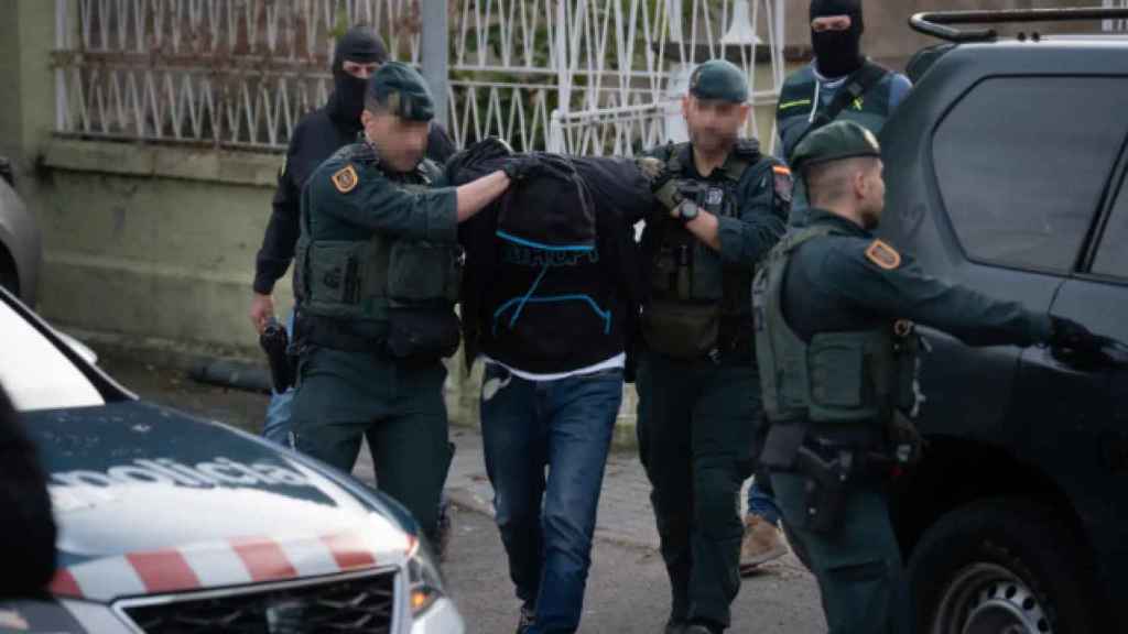 Varios agentes de la Guardia Civil efectúan una detención, en una imagen de archivo