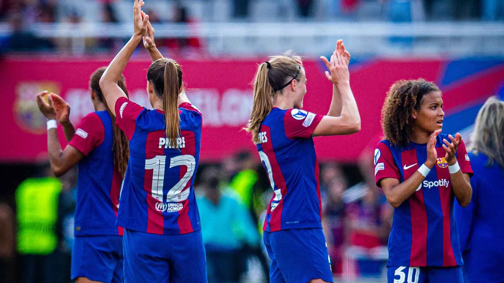 Las futbolistas del Barça Femenino agradecen el apoyo de la afición en Montjuïc
