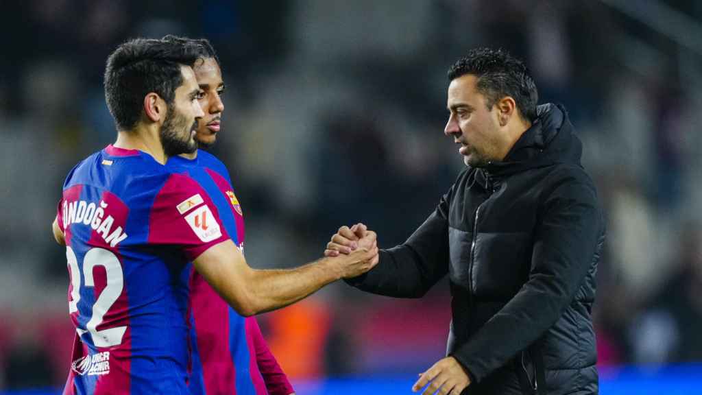 Xavi saluda a Gundogan después del partido del Barça contra el Atlético