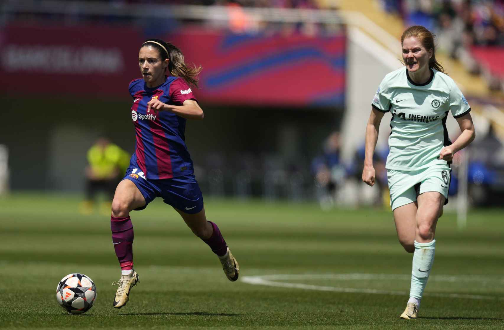 Aitana Bonmatí conduce el balón en el partido contra el Chelsea