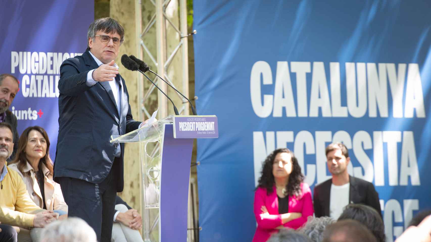 El expresidente de la Generalitat y candidato de Junts a las elecciones catalanas, Carles Puigdemont, interviene durante un acto de campaña