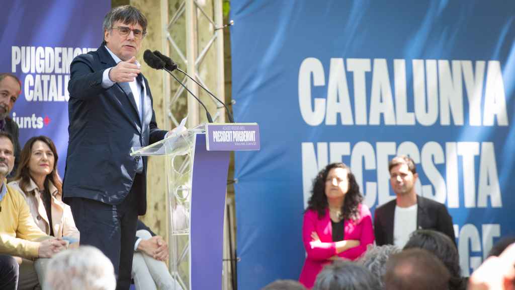 El expresidente de la Generalitat y candidato de Junts a las elecciones catalanas, Carles Puigdemont, interviene durante un acto de campaña