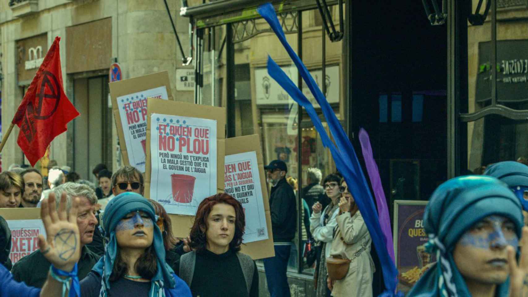 Activistas ambientales durante la protesta contra la sequía en Barcelona