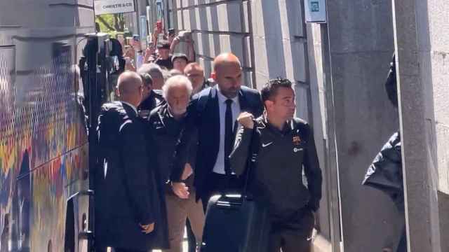 Xavi Hernández en la llegada al hotel de concentración en Madrid