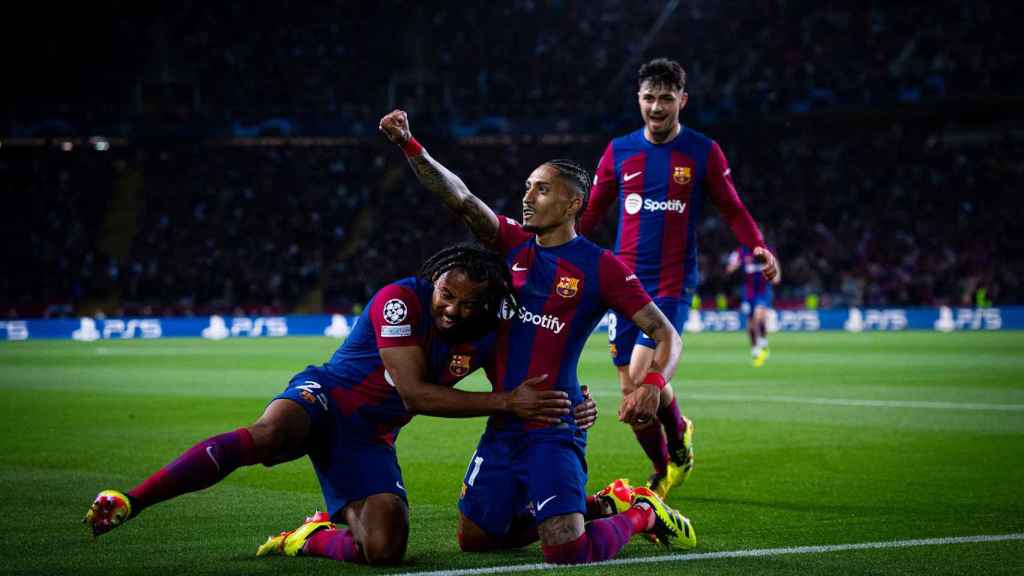 Raphinha festeja uno de sus goles anotados en la eliminatoria del Barça contra el PSG