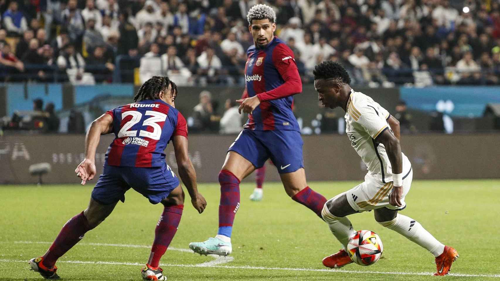 Vinicius intenta superar a Koundé en el Barça-Madrid de la Supercopa