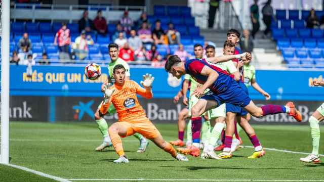 El cabezazo de Pau Víctor que termina en gol para el Barça B contra el Lugo