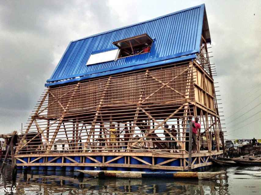 Escuela flotante de Makoko, en Lagos ( León de Plata en la Bienal de Arquitectura de Venecia)