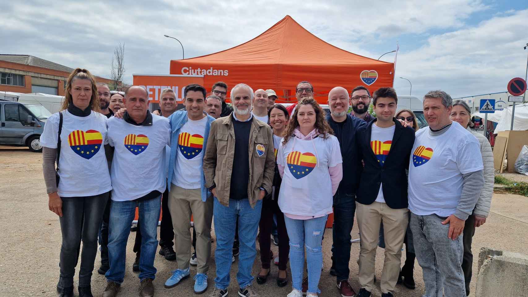 Carlos Carrizosa, junto a votantes de Ciudadanos, en Sabadell