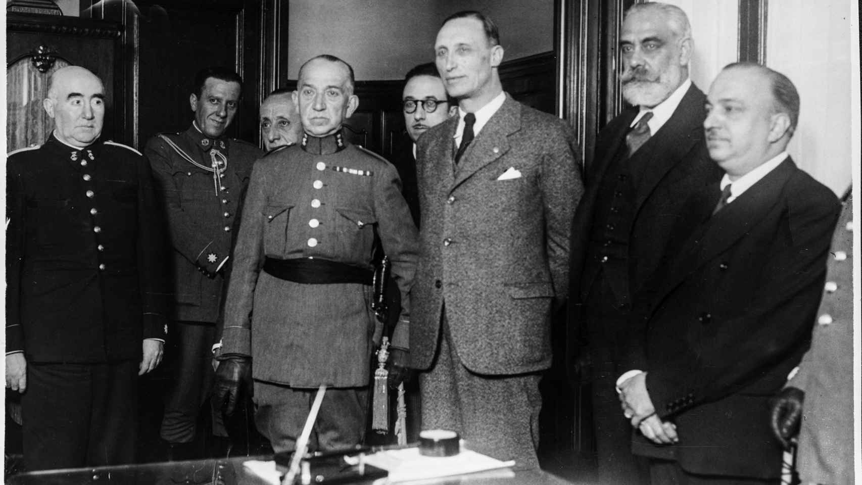 Una fotografía del general José Aranguren (2i) en un acto con el Govern en 1936