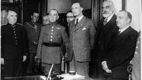 Una fotografía del general José Aranguren (2i) en un acto con el Govern en 1936
