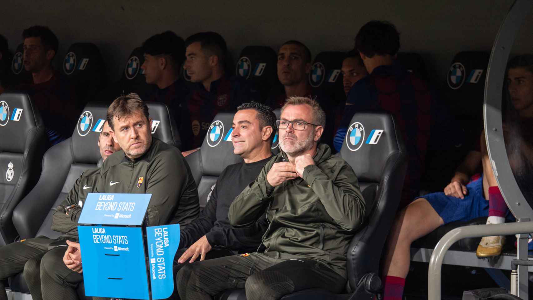 Òscar Hernández, Xavi y Sergio Alegre en el banquillo del Bernabéu, en el clásico