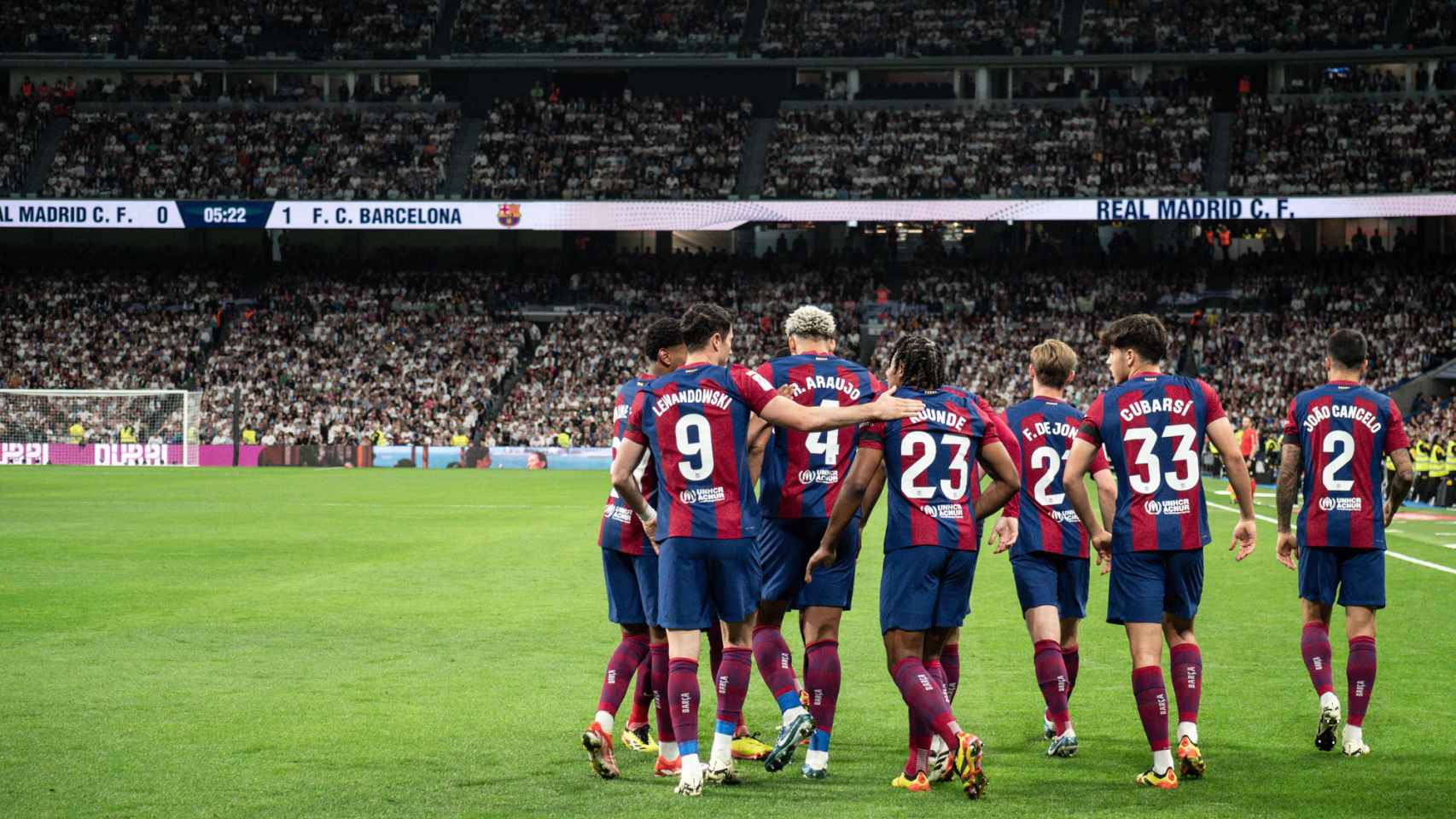Jugadores del Barça celebran un gol en el Santiago Bernabéu