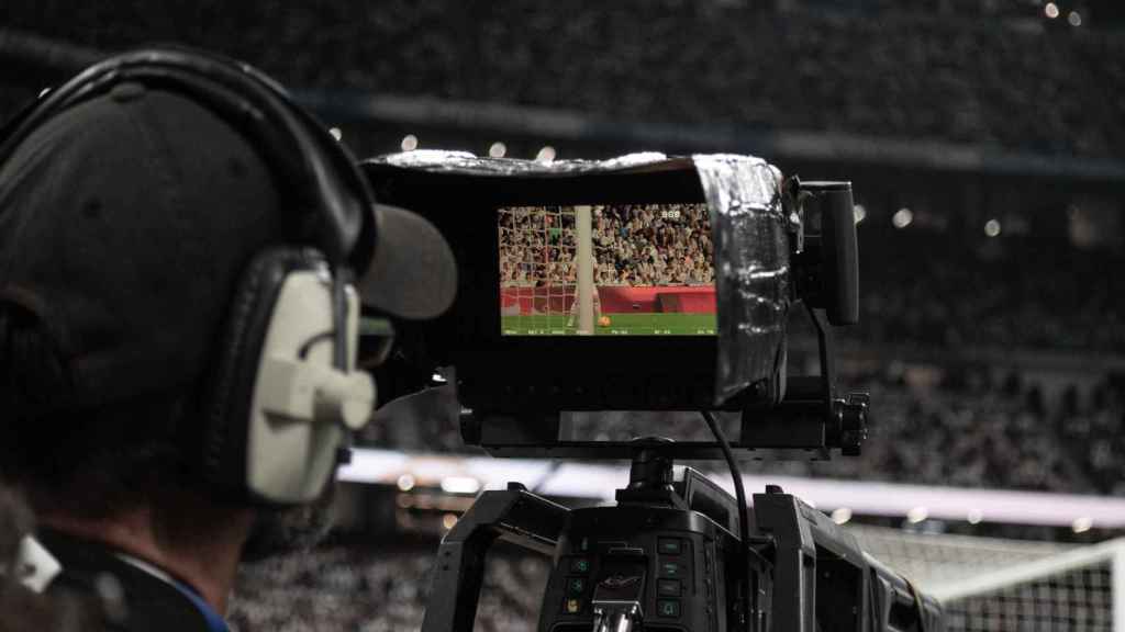 Una cámara de televisión en el Real Madrid-Barça de la temporada 2023-24
