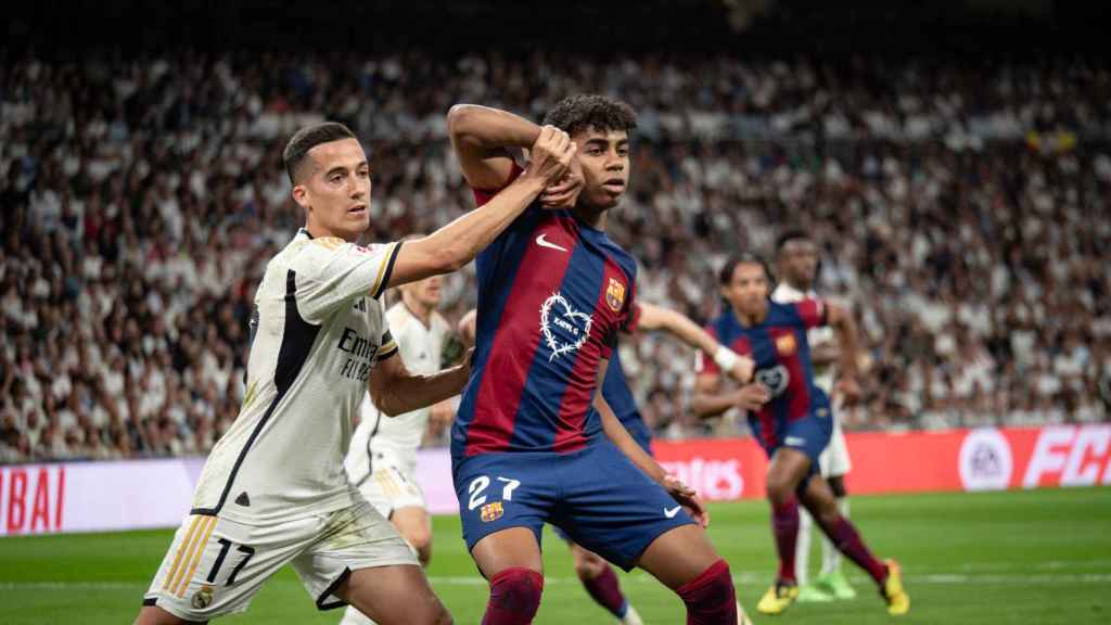 Lamine Yamal, con Lucas Vázquez, en el último clásico del Bernabéu