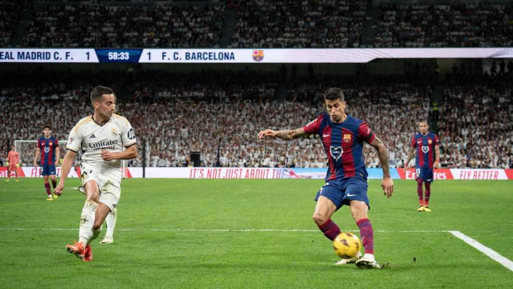 Imagen del último clásico disputado en el Bernabéu, con Cancelo controlando la pelota