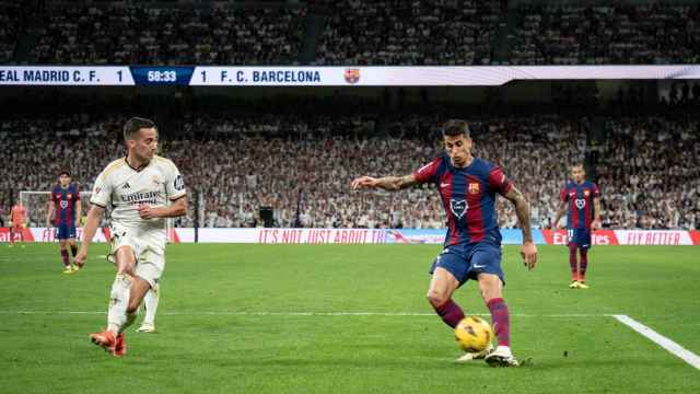 Imagen del último clásico disputado en el Bernabéu, con Cancelo controlando la pelota