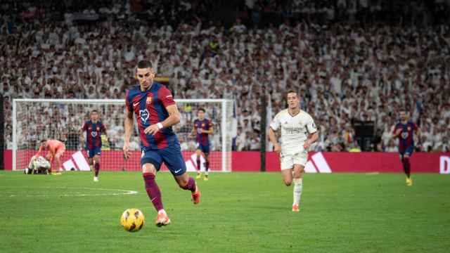 Imagen del último clásico en el Bernabéu con Ferran Torres controlando la pelota