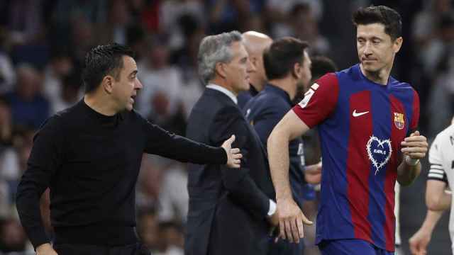 Xavi da indicaciones a Lewandowski durante la derrota del Barça contra el Real Madrid