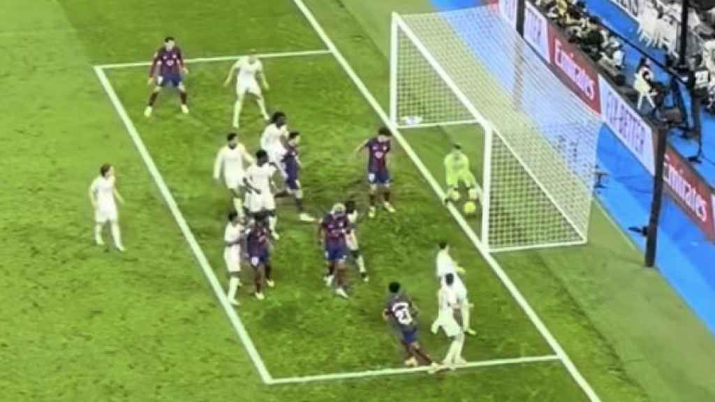 Imagen del gol fantasma de Lamine Yamal en el Santiago Bernabéu