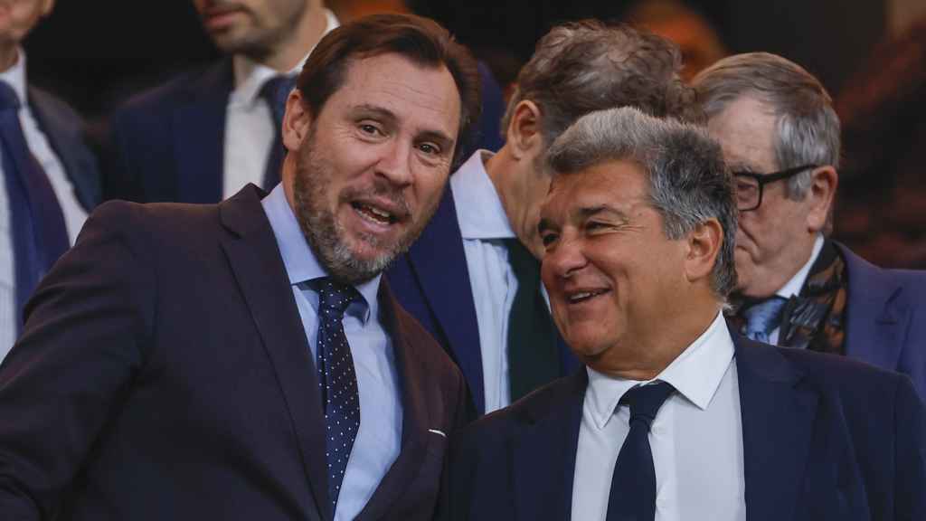 Joan Laporta, presidente del Barça, junto al ministro de Transportes, Óscar Puente, en el Santiago Bernabéu