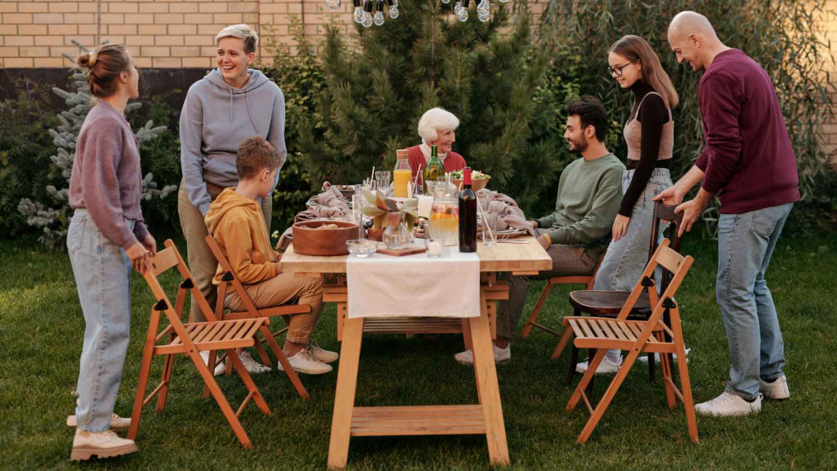 Grupo de amigos comiendo en una terraza