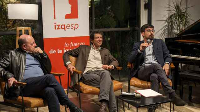 El economista Gonzalo Bernardos y los dirigentes de Izquierda Española Ricardo García Manrique y Guillermo del acto, en Barcelona