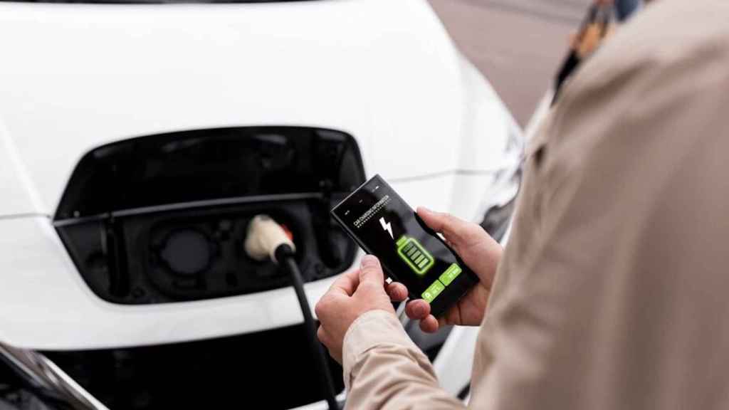 Carga de un coche eléctrico controlada mediante una aplicación