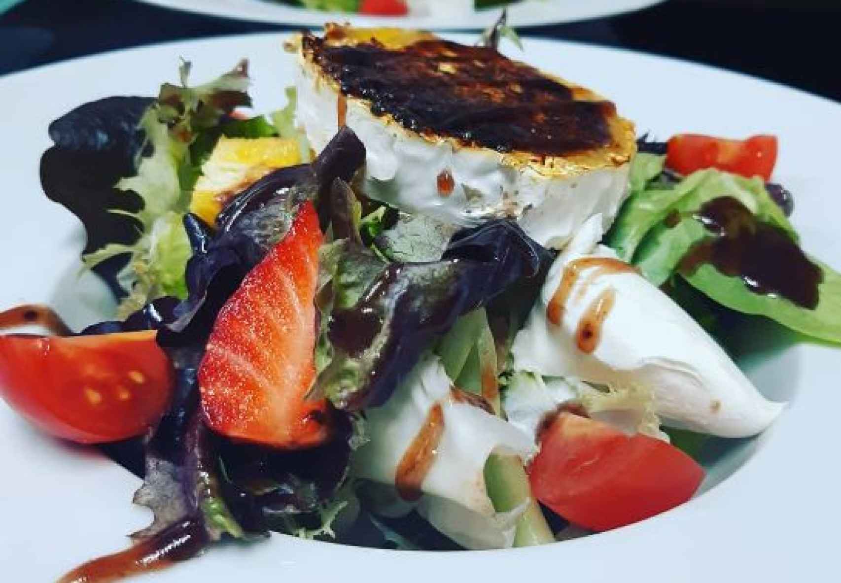 Ensalada de queso de cabra con frutos secos y queso gouda