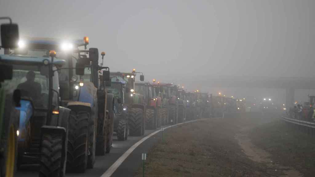 Una protesta de agricultores de Lleida en un día de niebla