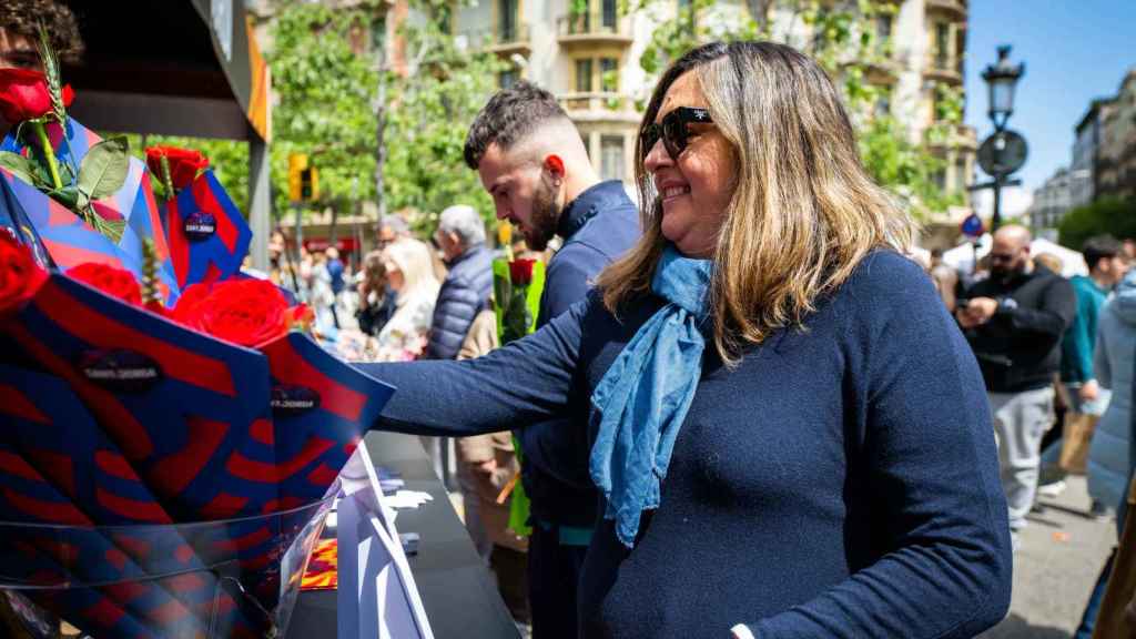 Elena Fort visita el 'stand' del Barça por Sant Jordi