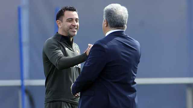 Xavi Hernández saluda efusivamente a Joan Laporta antes del Barça-PSG
