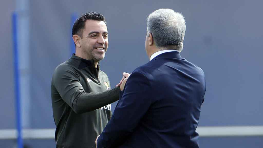 Xavi Hernández saluda efusivamente a Joan Laporta antes del Barça-PSG