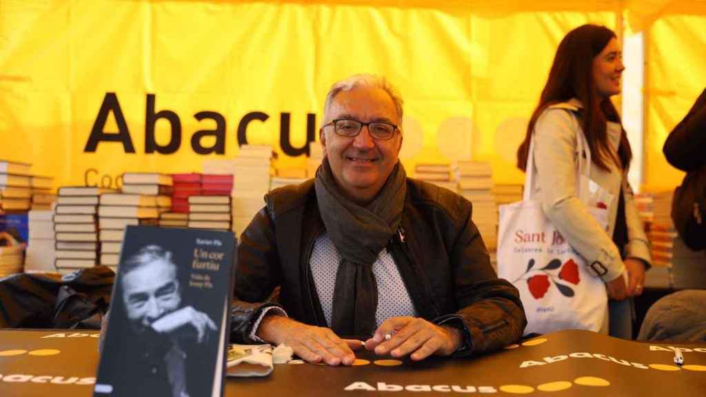 Xavier Pla en la caseta de Abacus para firmar libros de su biografía de Josep Pla