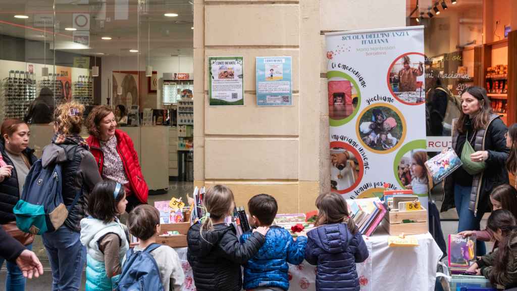 Los más pequeños, en la Plaza Sarrià, buscan sus libros preferidos