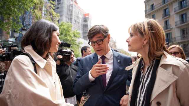El candidato del PSC, Salvador Illa, con la portavoz Núria Parlon (i) y la viceprimera secretaria Lluïsa Moret (d)