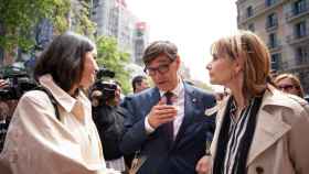 El candidato del PSC, Salvador Illa, con la portavoz Núria Parlon (i) y la viceprimera secretaria Lluïsa Moret (d)