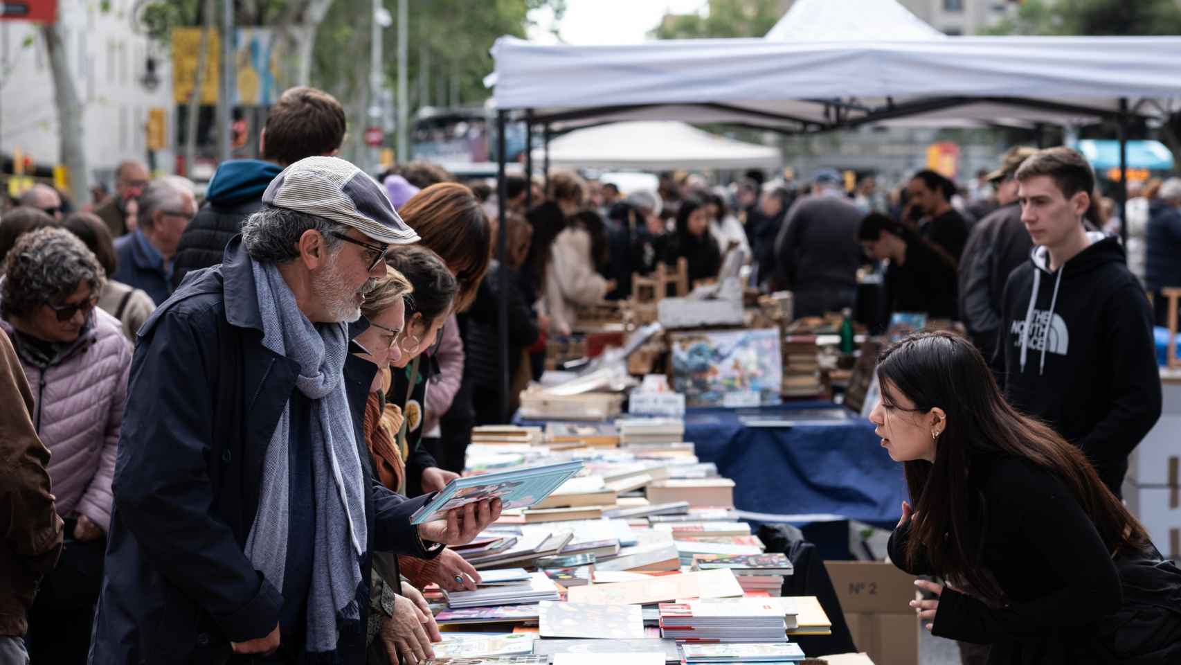 Parada de libros en la celebración de Sant Jordi en Barcelona