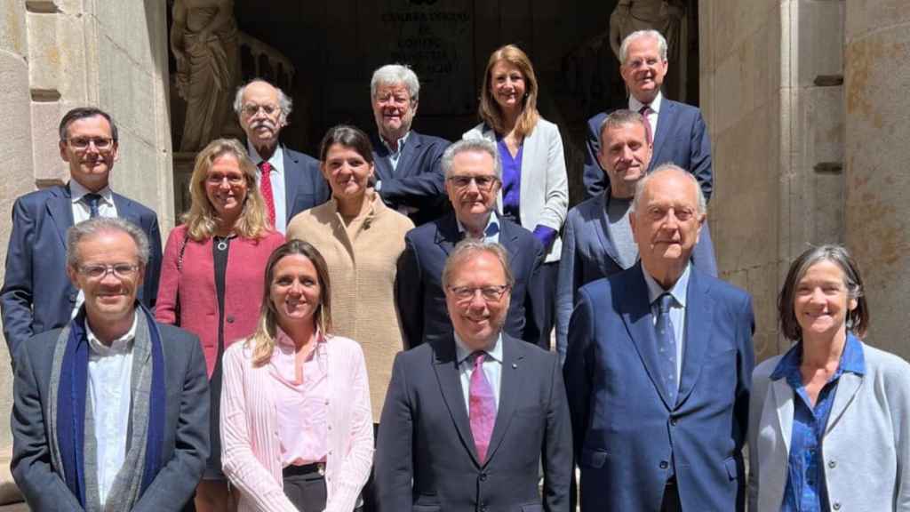 El presidente de la Cámara de Barcelona, Josep Santacreu, junto a los participantes en la Mesa.