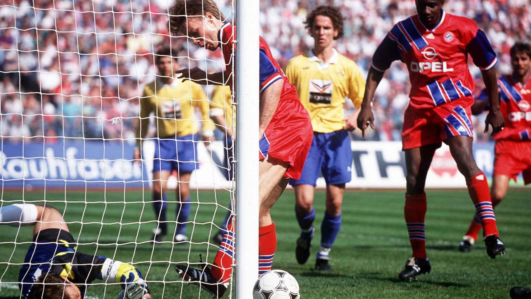 El histórico gol fantasma de Helmer en un partido del Bayern en 1994