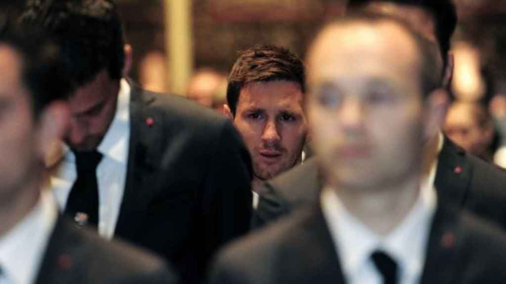 Leo Messi, desconsolado, en la ceremonia religiosa por la muerte de Tito Vilanova