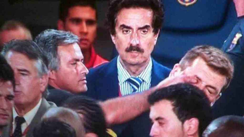Mourinho mete su dedo en el ojo derecho de Tito Vilanova