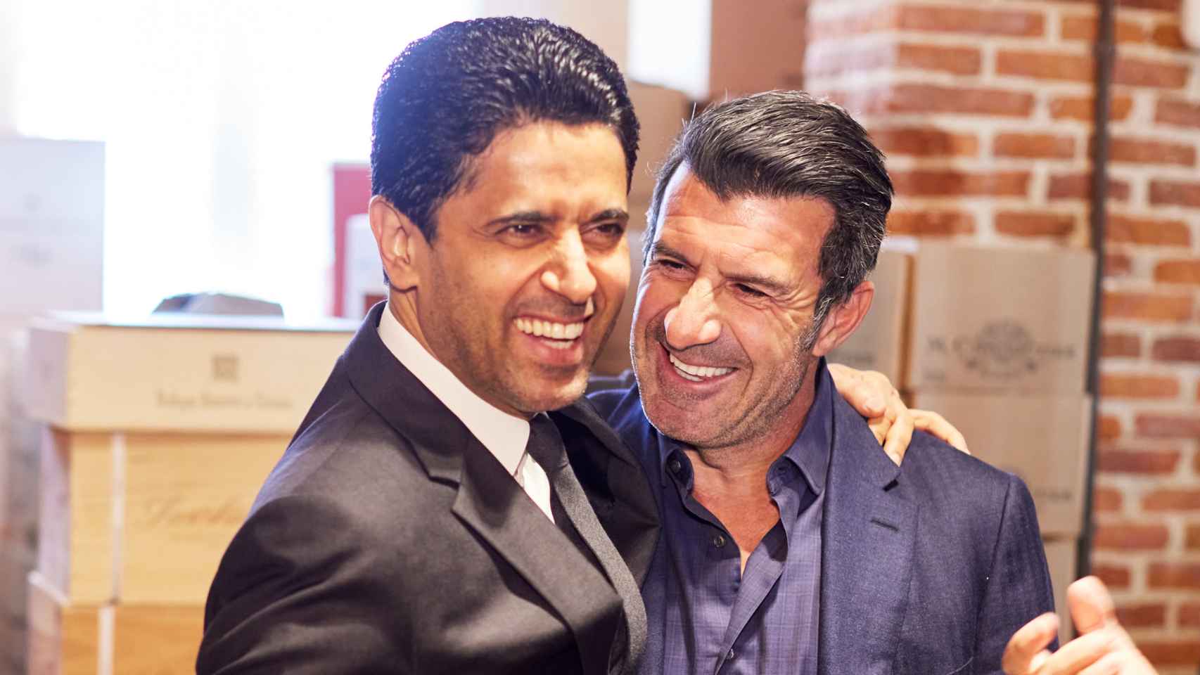 Nasser Al-Khelaifi y Luis Figo fundidos en un abrazo