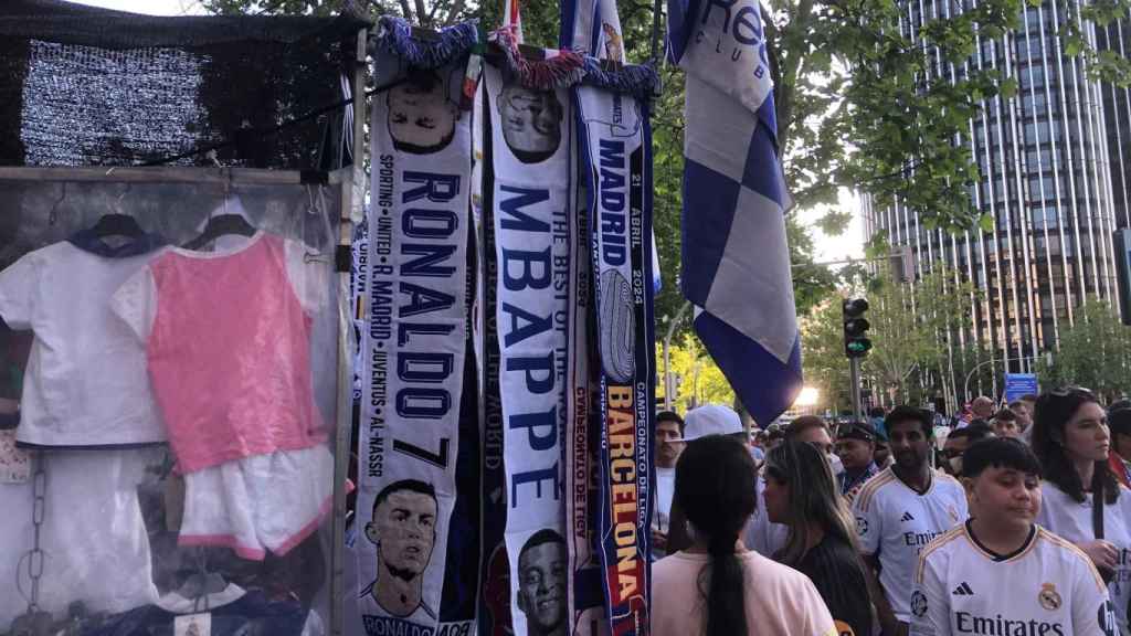 Bufandas del Real Madrid con la imagen de Mbappé