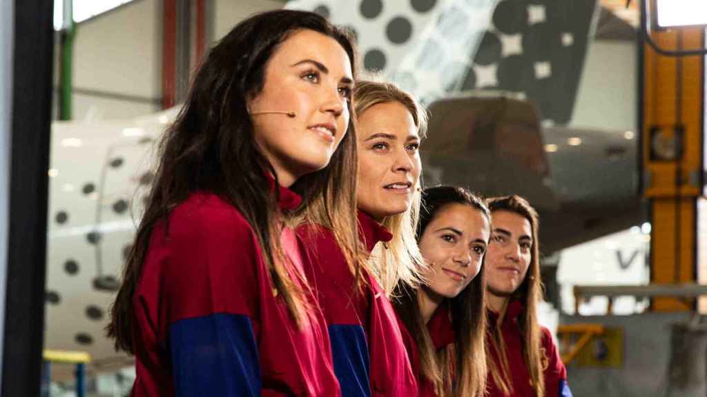 Las jugadoras del Barça Femenino, en la presentación del nuevo avión de Vueling