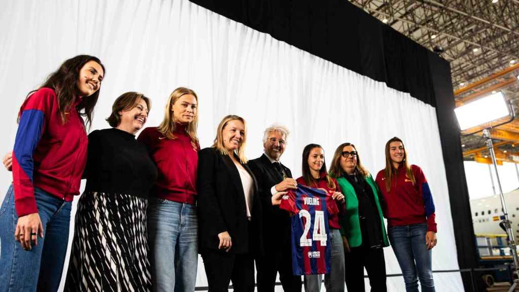 Las jugadoras del Barça Femenino, Xavier Puig y Elena Fort, en la presentación del nuevo avión