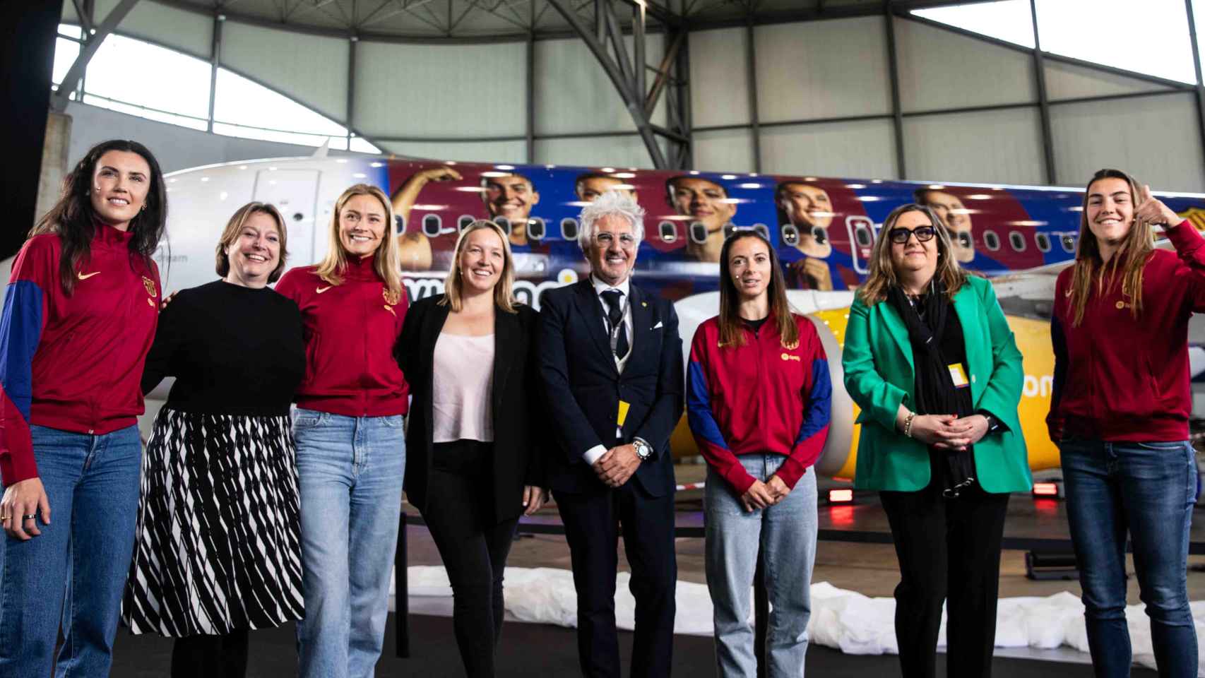 La representación del Barça Femenino y Vueling celebra su nuevo acuerdo de patrocinio